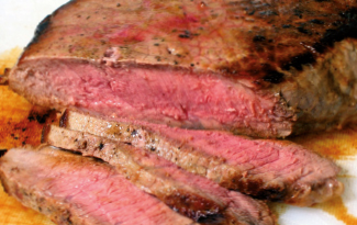 Rosa-gebratenes angeschnittenes Fleisch